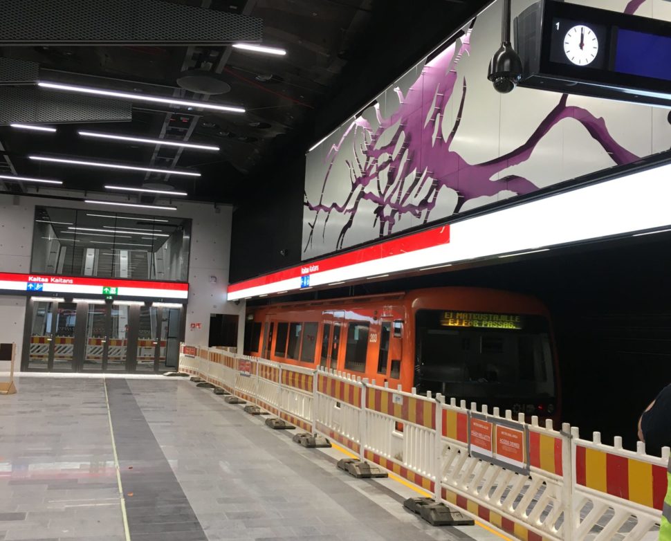 Metrojuna saapumassa Kaitaan asemalle.